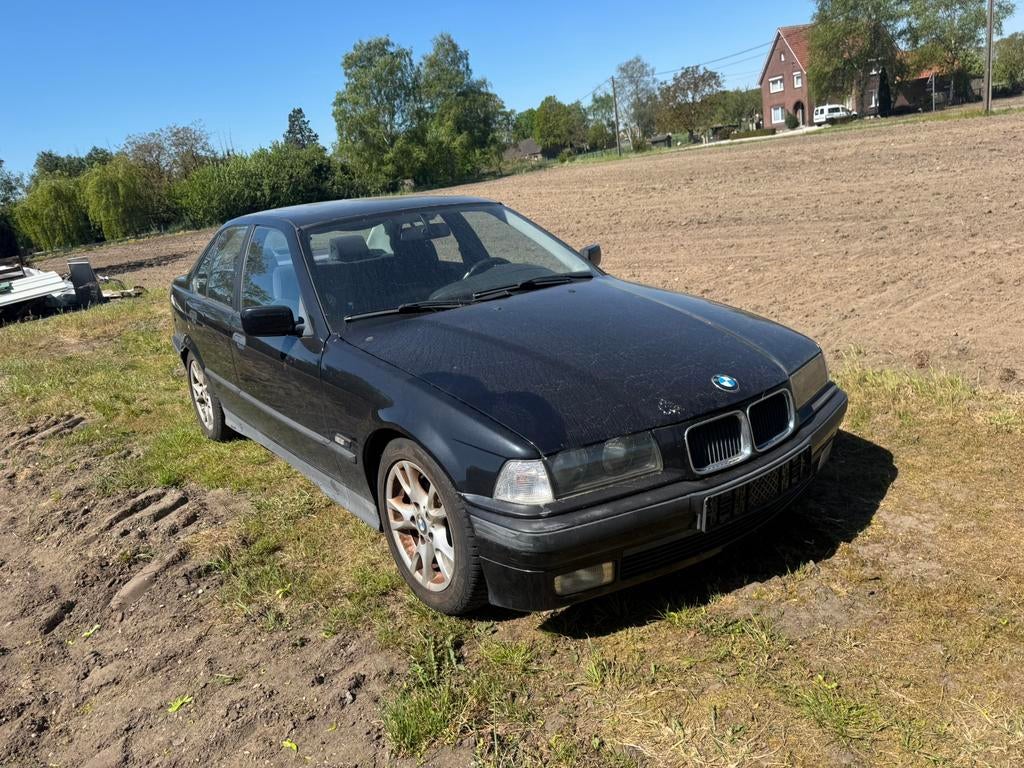 Bmw e36 320 handgeschakeld, Auto's, BMW, 4 deurs, Zwart, 1375 kg, Particulier