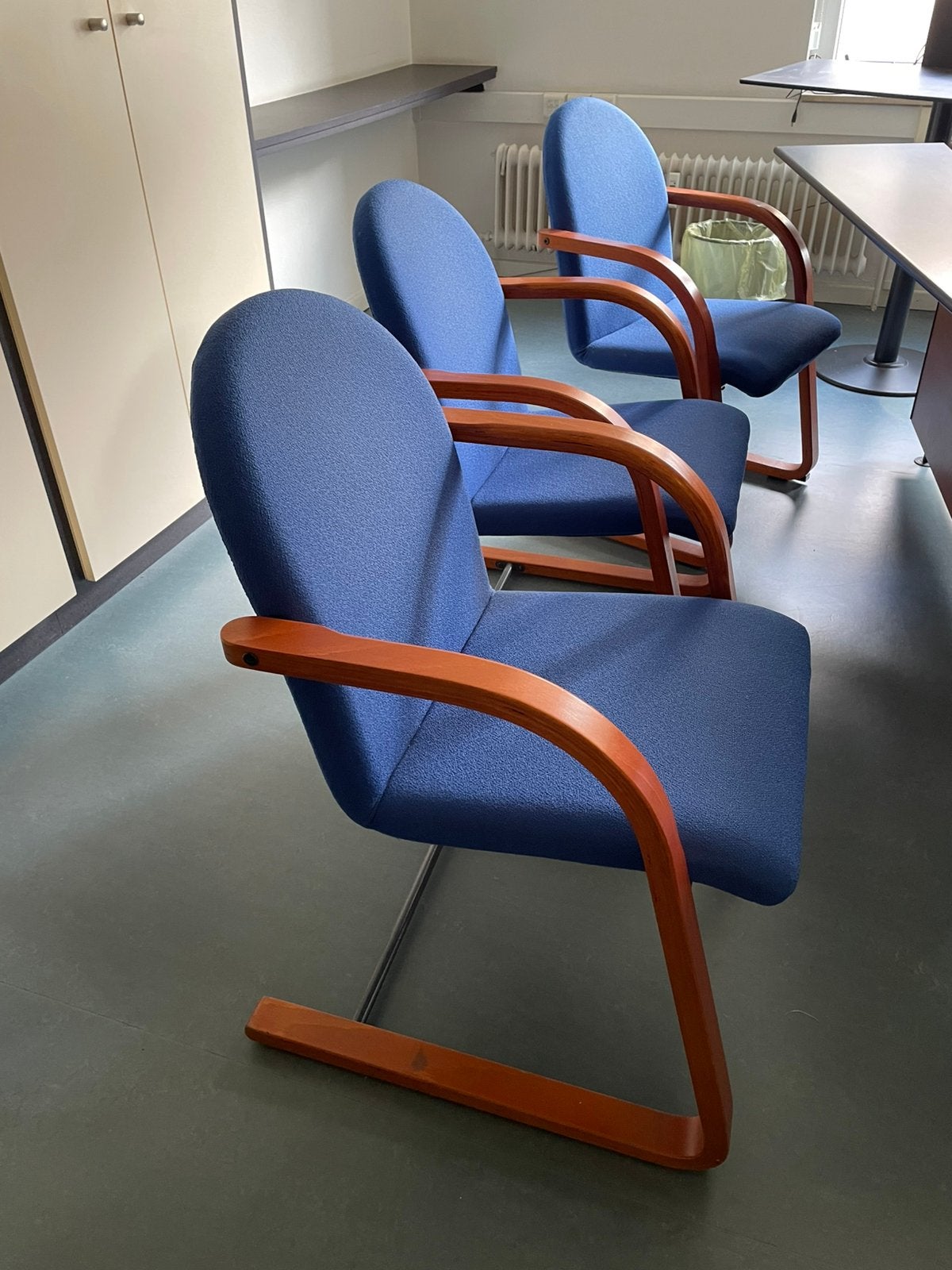 stoel met houten armleuning, Ophalen, Hout, Drie, Blauw