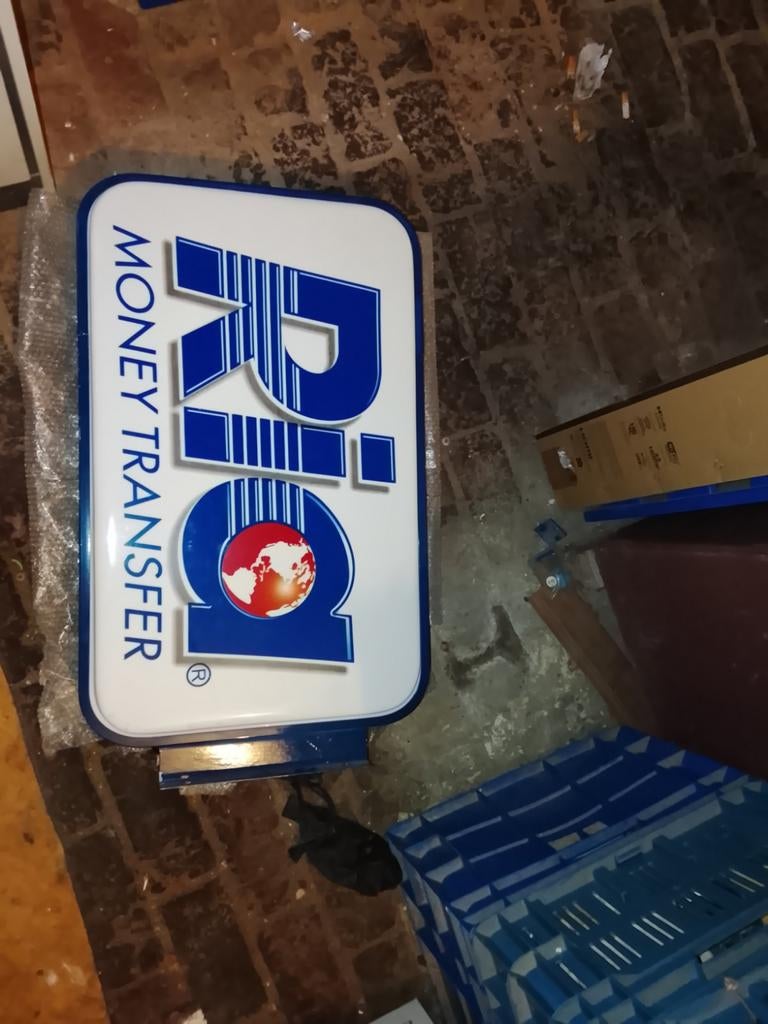 Enseigne lumineuse Ria neuf, Enlèvement