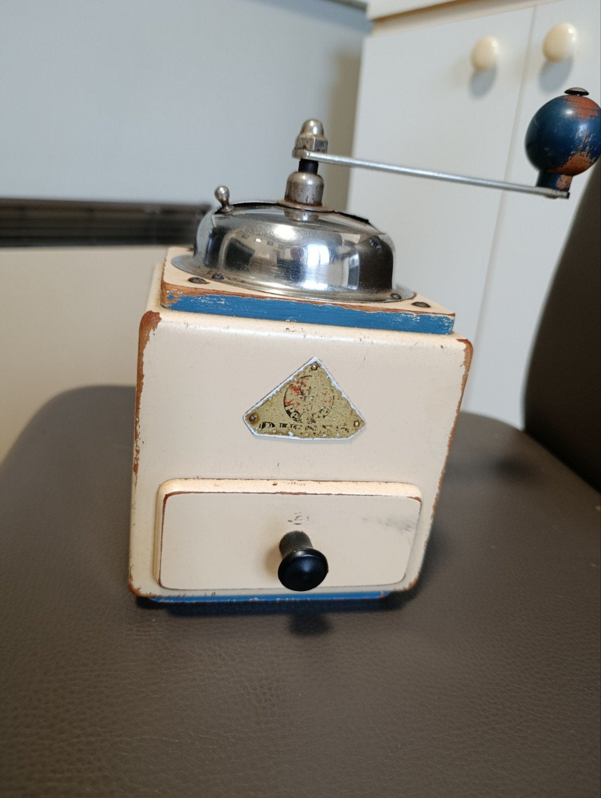 een antieke koffie molen, Enlèvement