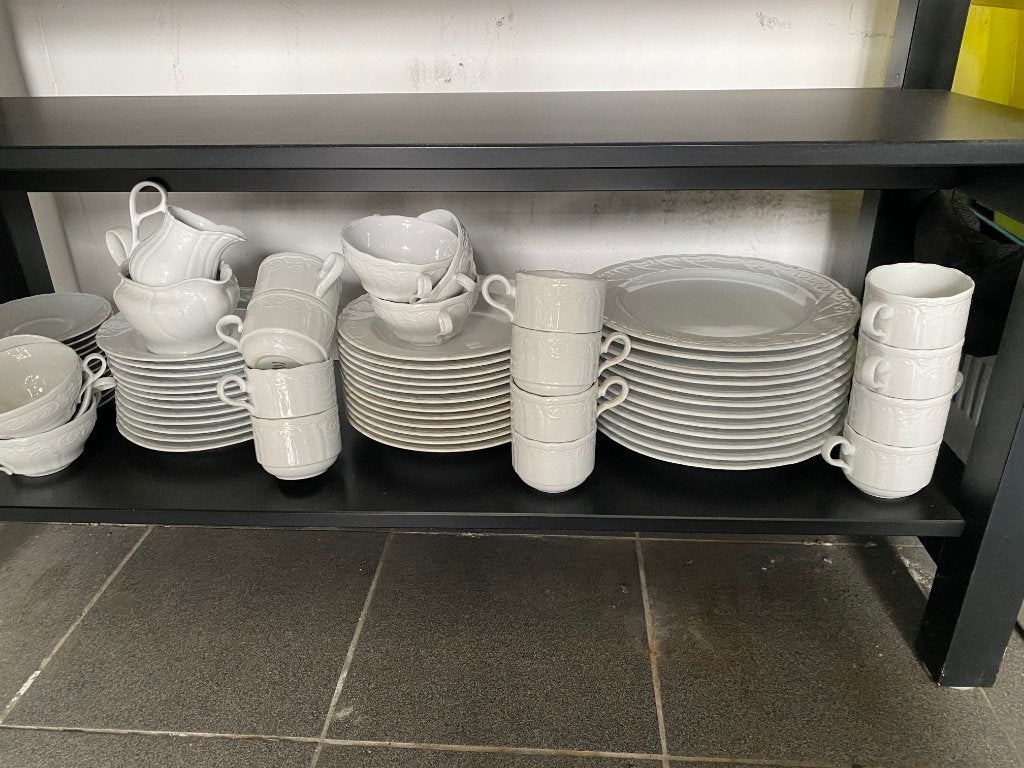 Uitgebreid wit servies met reliëf, ongev. 60 delen, Ophalen, Gebruikt, Landelijk/Boerenbont, Compleet servies