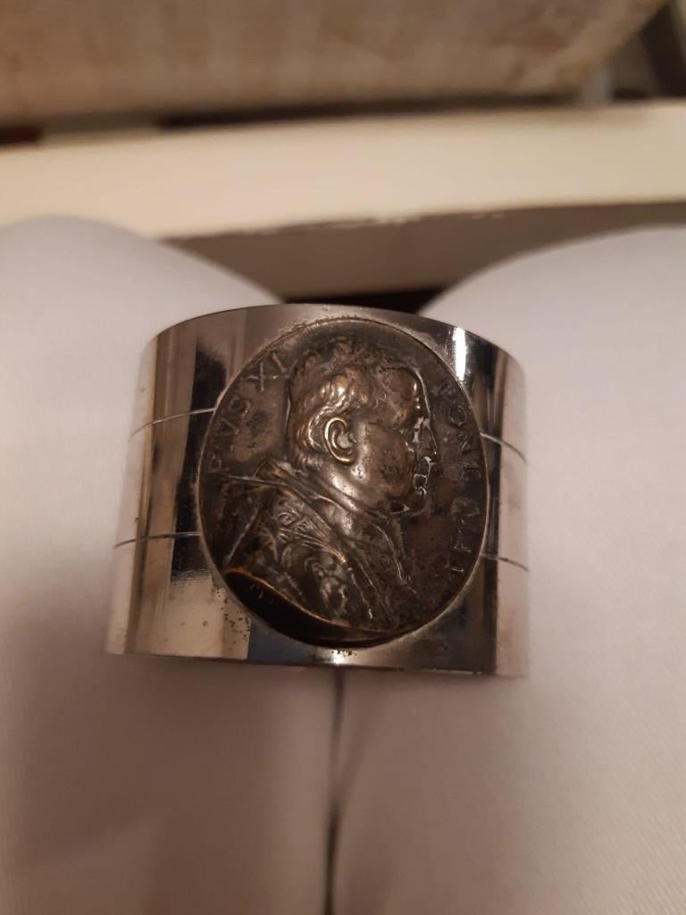 Rond serviette avec médaille Pie XI - métal, Enlèvement ou Envoi