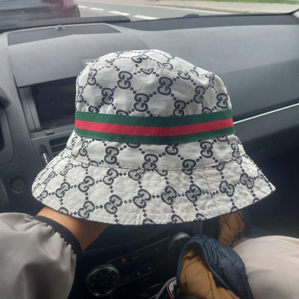Chapeau Gucci, Enlèvement, Chapeau