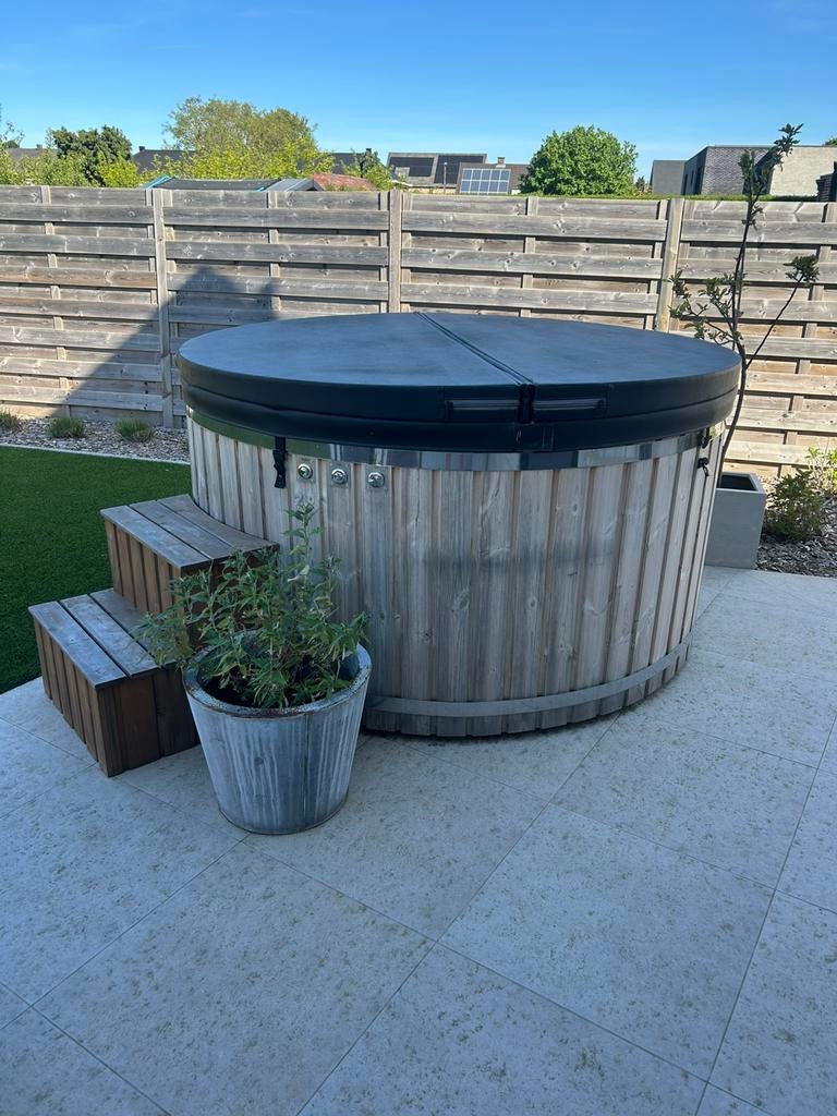 Luxe Hottub 4 personen met warmtepomp., Tuin en Terras, Bubbelbaden en Hottubs, Ophalen, Zo goed als nieuw, Pomp