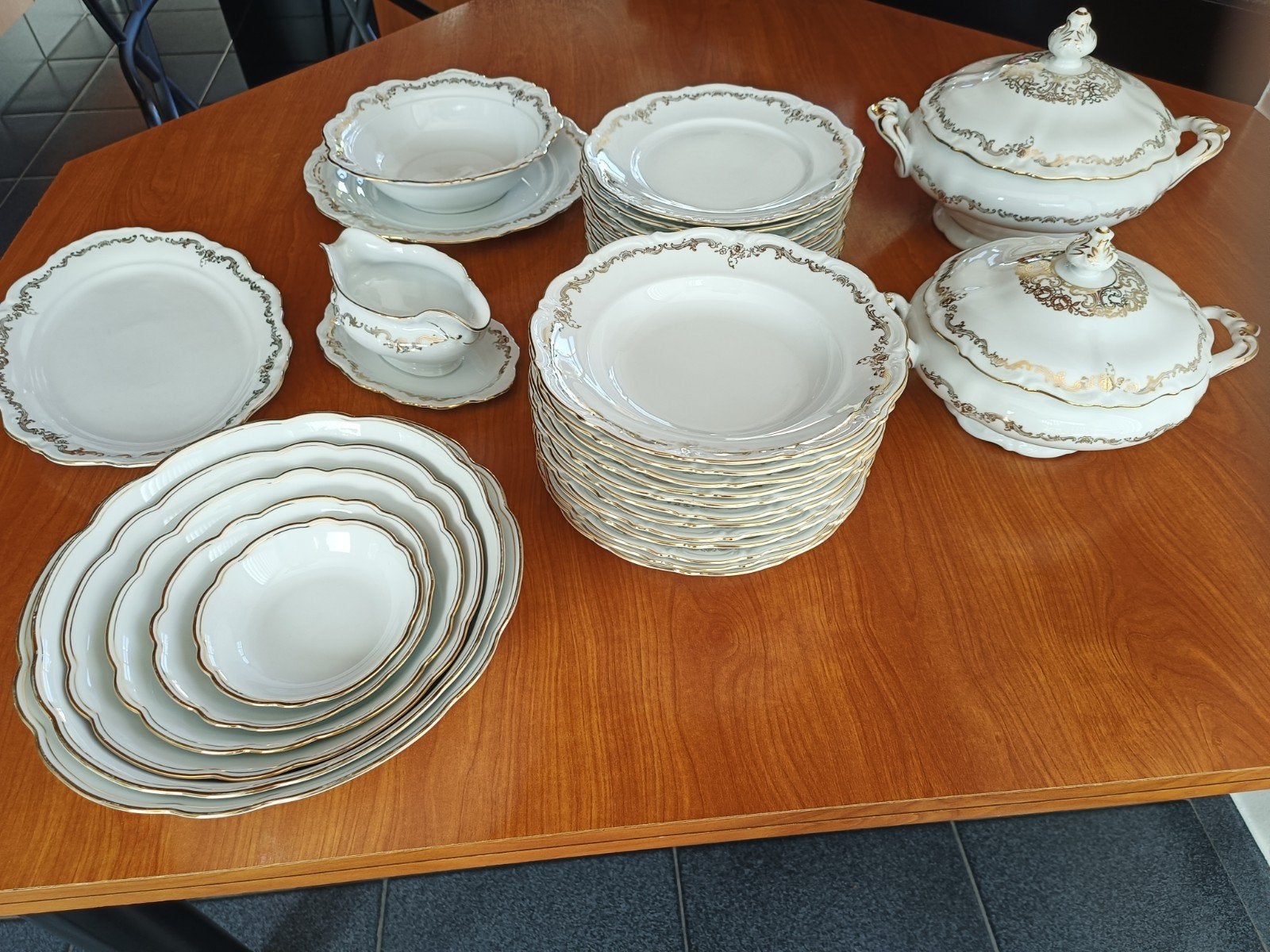 Bavaria eetservies. Wit porselein met goudkleurig versiersel, Enlèvement