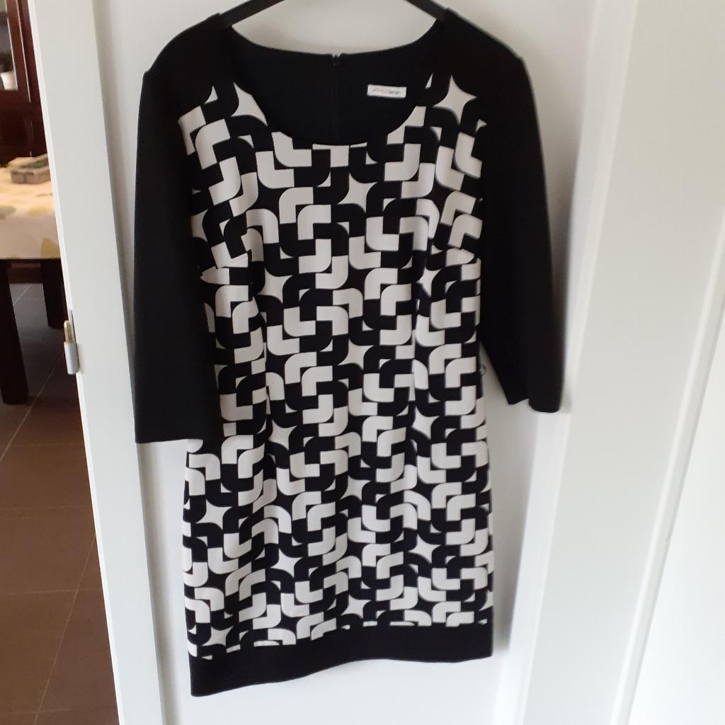 ATMOS Recht kleedje met wit-zwart dessin Maat:38 Prijs: € 4, Maat 38/40 (M), Zwart, Atmos fashion, Ophalen of Verzenden