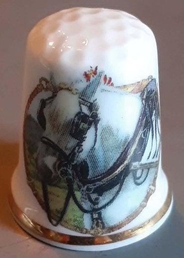 des a coudre de collection cheval de trait harnaché(5), Collections, Dés à coudre, Enlèvement ou Envoi, Comme neuf, Porcelaine