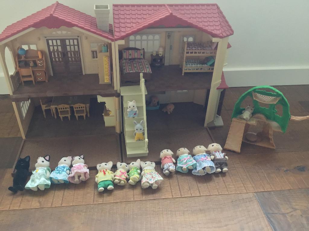 Familiehuis met meubels en poppetjes Sylvanian Families, Verzamelen, Poppenhuizen en Toebehoren, Ophalen, Zo goed als nieuw, Poppenhuis