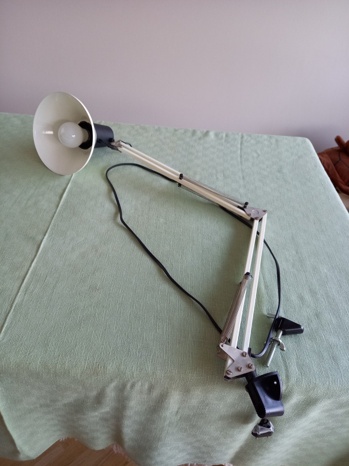 Vintage schroeflamp met scharnierarm., Ophalen, Kunststof, Beige