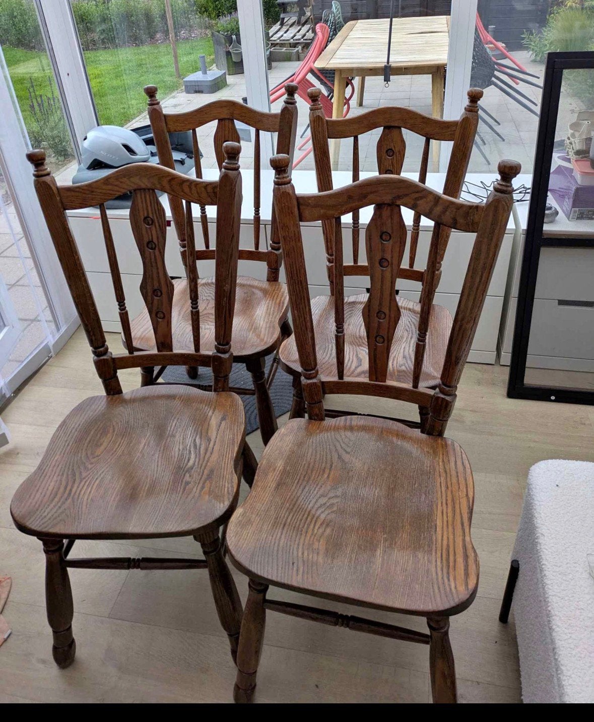 Gezocht: Eiken houten vintage stoelen in grote aantallen, Antiek en Kunst, Ophalen of Verzenden