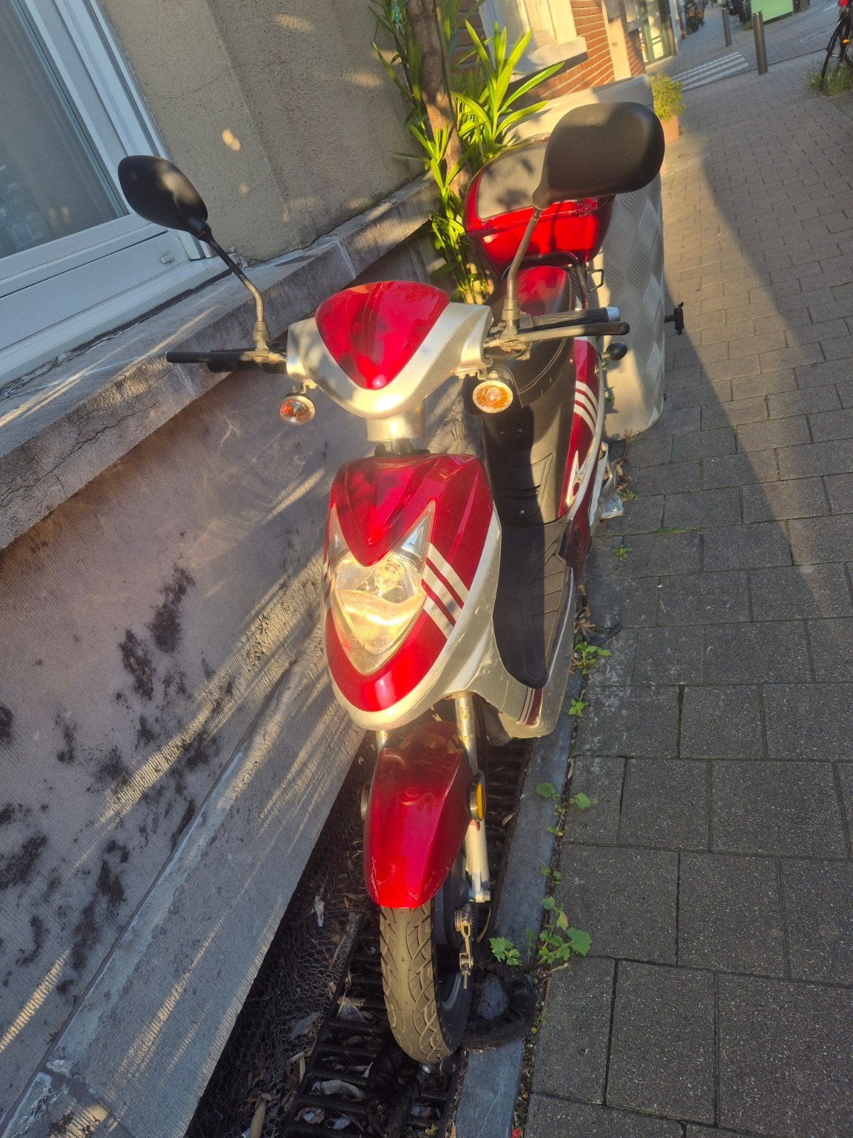 Elektrische rode Shangiie scooter, Ophalen