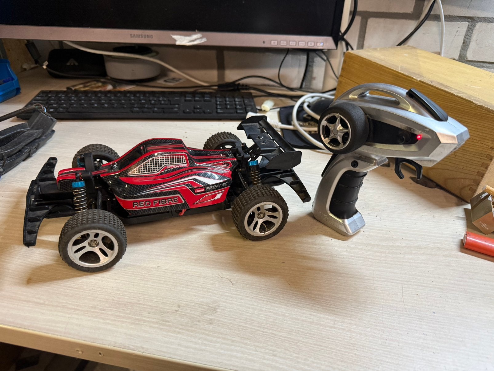 Carrera RC Red Fibre Profi – 4WD RC-auto 50KM/H, Hobby en Vrije tijd, Ophalen, Zo goed als nieuw