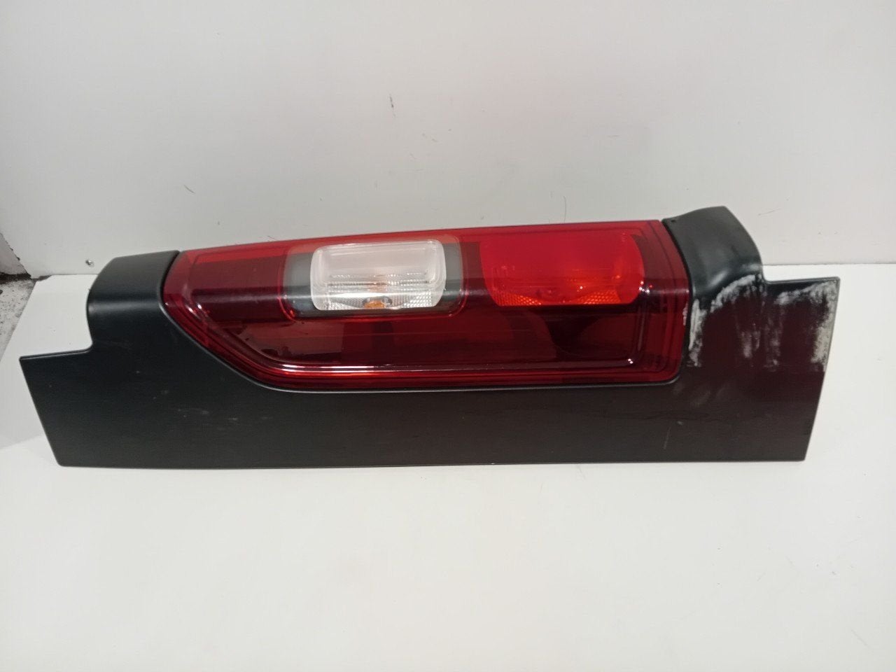 Achterlicht links buiten Renault Trafic, Onderdelen@venauto.nl, Van der Ven Autorecycling B.V., Ettenseweg 76, 4706 PB Roosendaal, The Netherlands