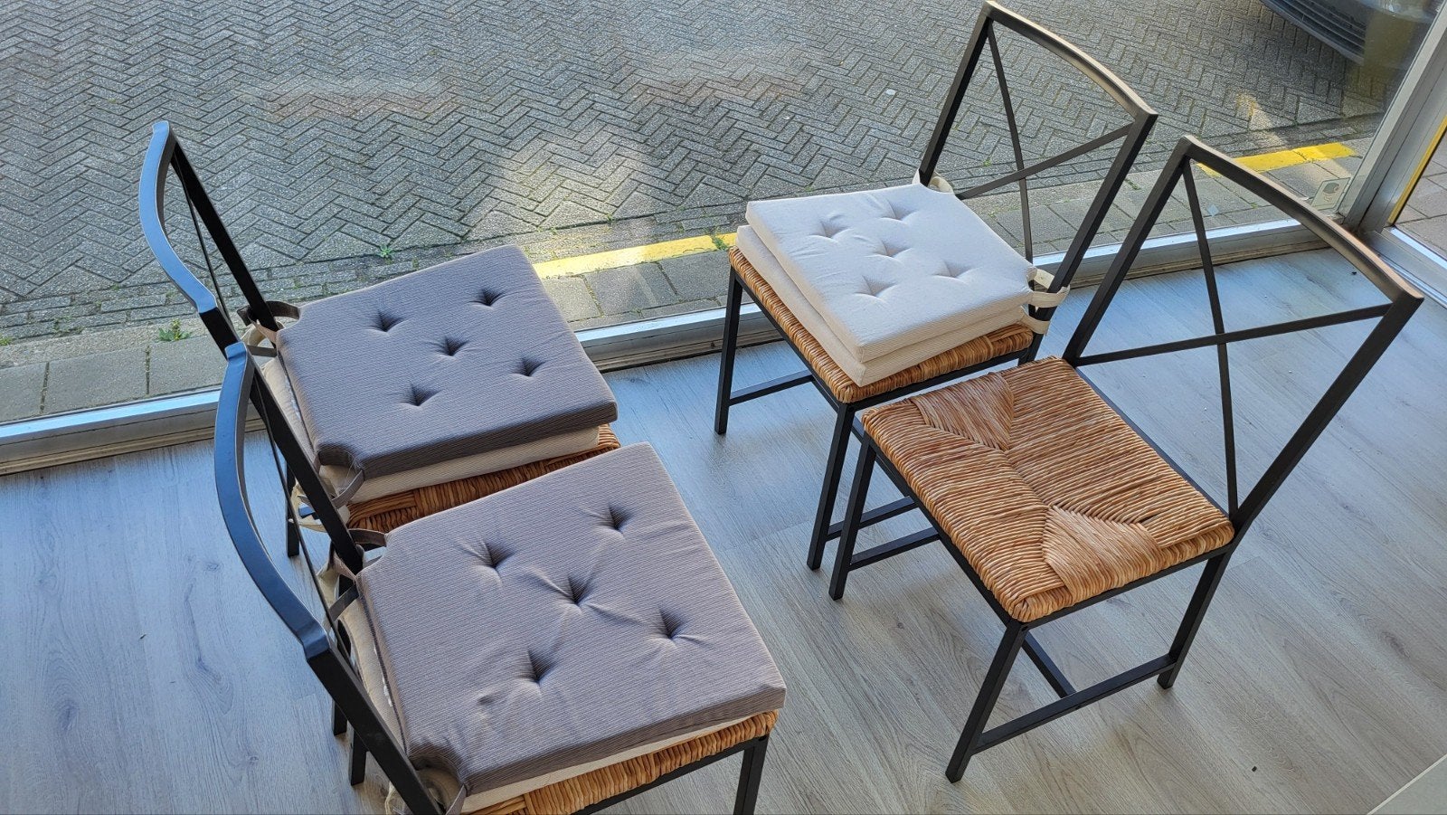 Tafel en 4 stoelen: metalen frame, glazen blad, rieten zit, Huis en Inrichting, Ophalen, Zo goed als nieuw, Cottage