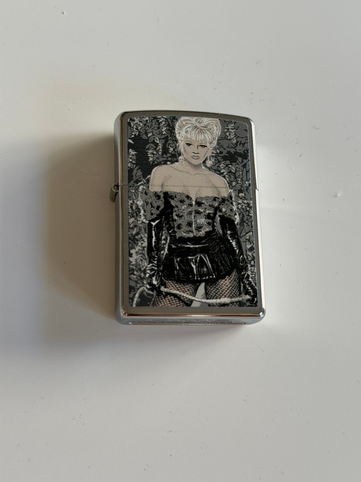 Zippo - Vrouw met zweep, Verzamelen, Rookartikelen, Aanstekers en Luciferdoosjes, Ophalen of Verzenden, Nieuw, Aansteker