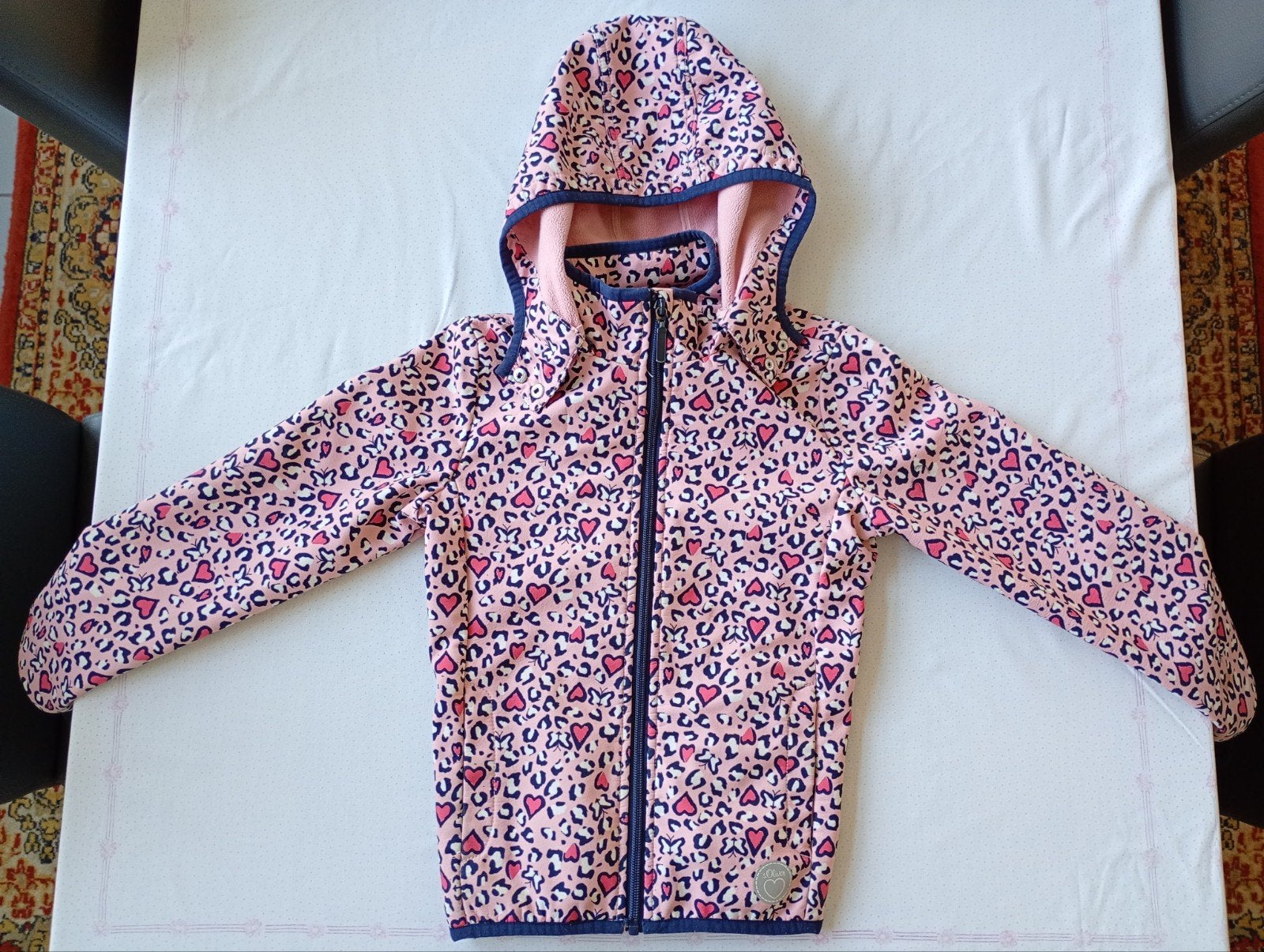 s.Oliver softshell jas (luipaard/hartjes) – Maat 134 – Als n, Ophalen, Meisje, Zo goed als nieuw, S Oliver