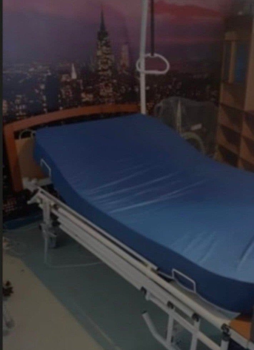 Lit medical électrique avec matelas (livraison possible), Divers, Enlèvement ou Envoi, Utilisé
