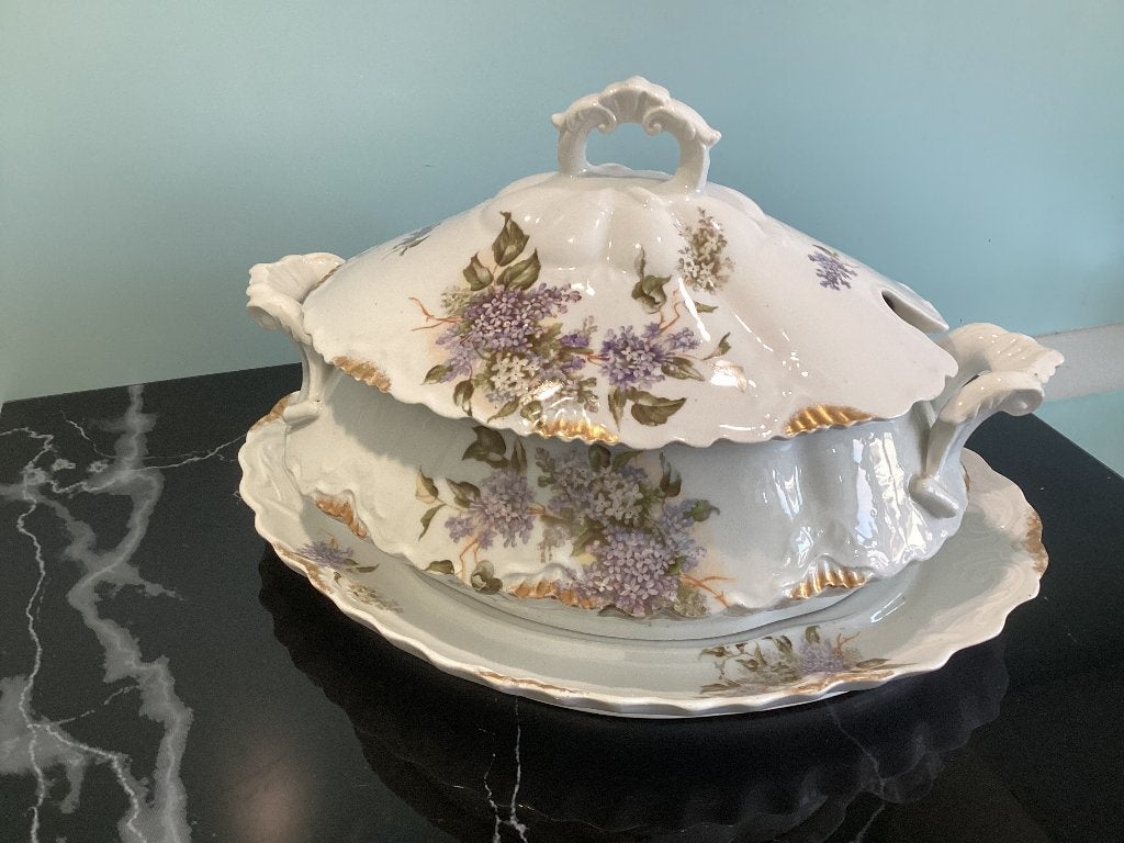 Terrine de soupe sur un plateau Art Nouveau. 100/a., Enlèvement