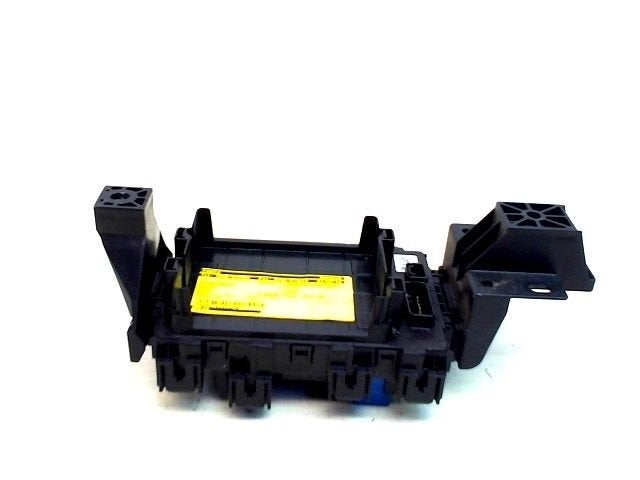 BOITIER FUSIBLES Suzuki Alto (|68K10|002513000421151|), Utilisé, Suzuki