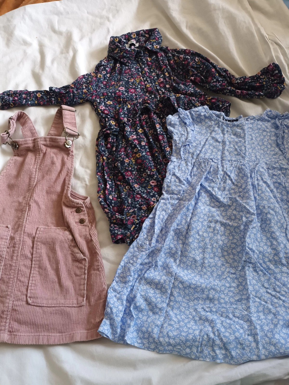 3 meisjes kleedje staan heel goed, Kinderen en Baby's, Kinderkleding | Maat 104, Zo goed als nieuw, Verzenden, Meisje, Jurk of Rok