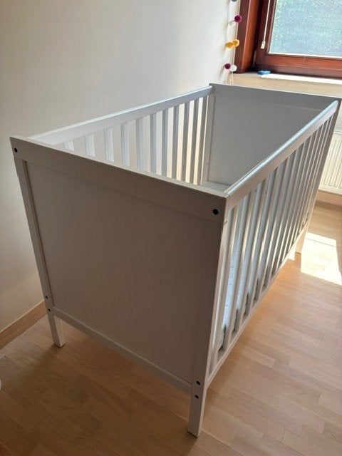 Babybed IKEA Sundvik - wit met of zonder matras, Ophalen, Zo goed als nieuw, Minder dan 140 cm, Matras