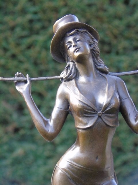 femme de cabaret avec une canne bronze signé, GOZY, Antiquités & Art, Enlèvement ou Envoi, Bronze