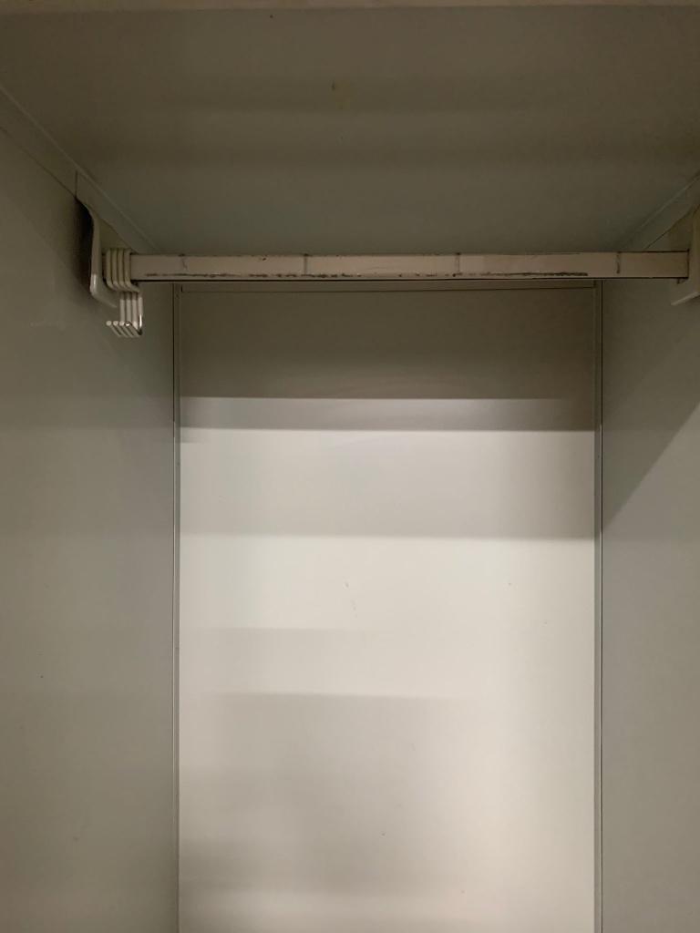 IJzeren kast kleedkamer, Ophalen
