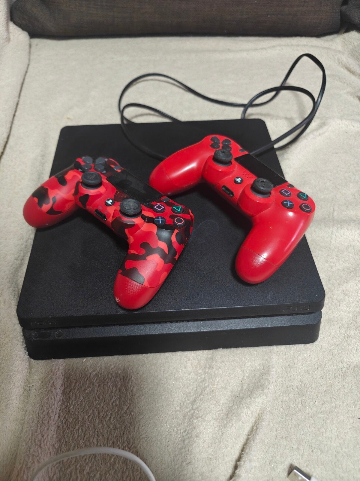 PlayStation 4 slim + 2 manettes, 500 GB, Comme neuf, Enlèvement, Avec 2 manettes