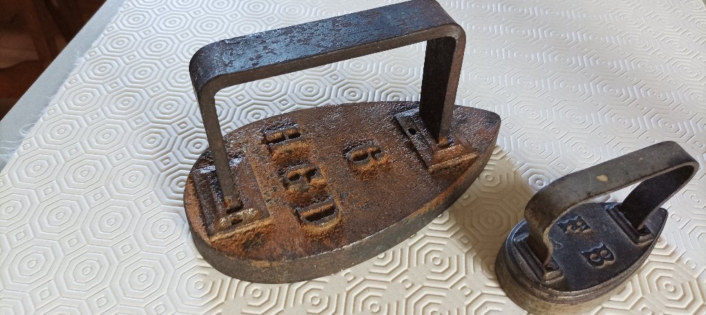 2anciens fer à repasser en fonte, FB - 504 gr, 6 HGD 2 kg, Envoi, Utilisé, Fer à repasser sans fil