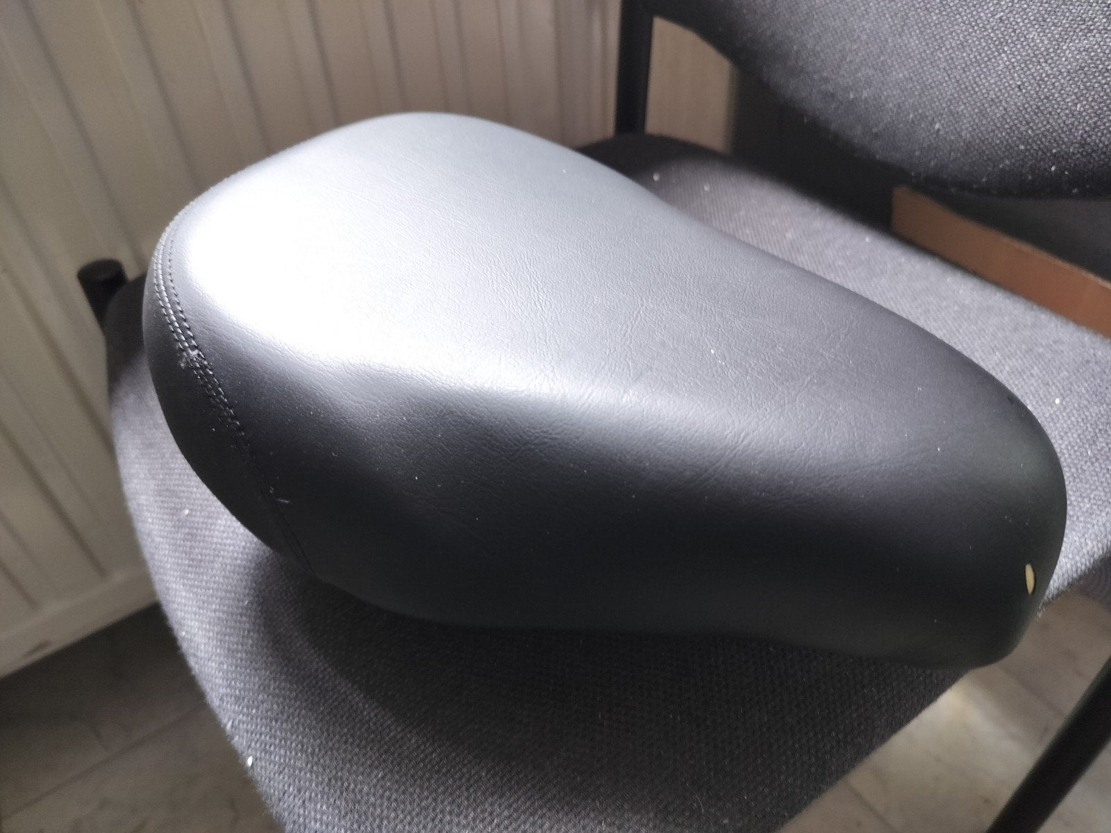 Nooit gebruikte fietszadel, met kleine scheur, Ophalen