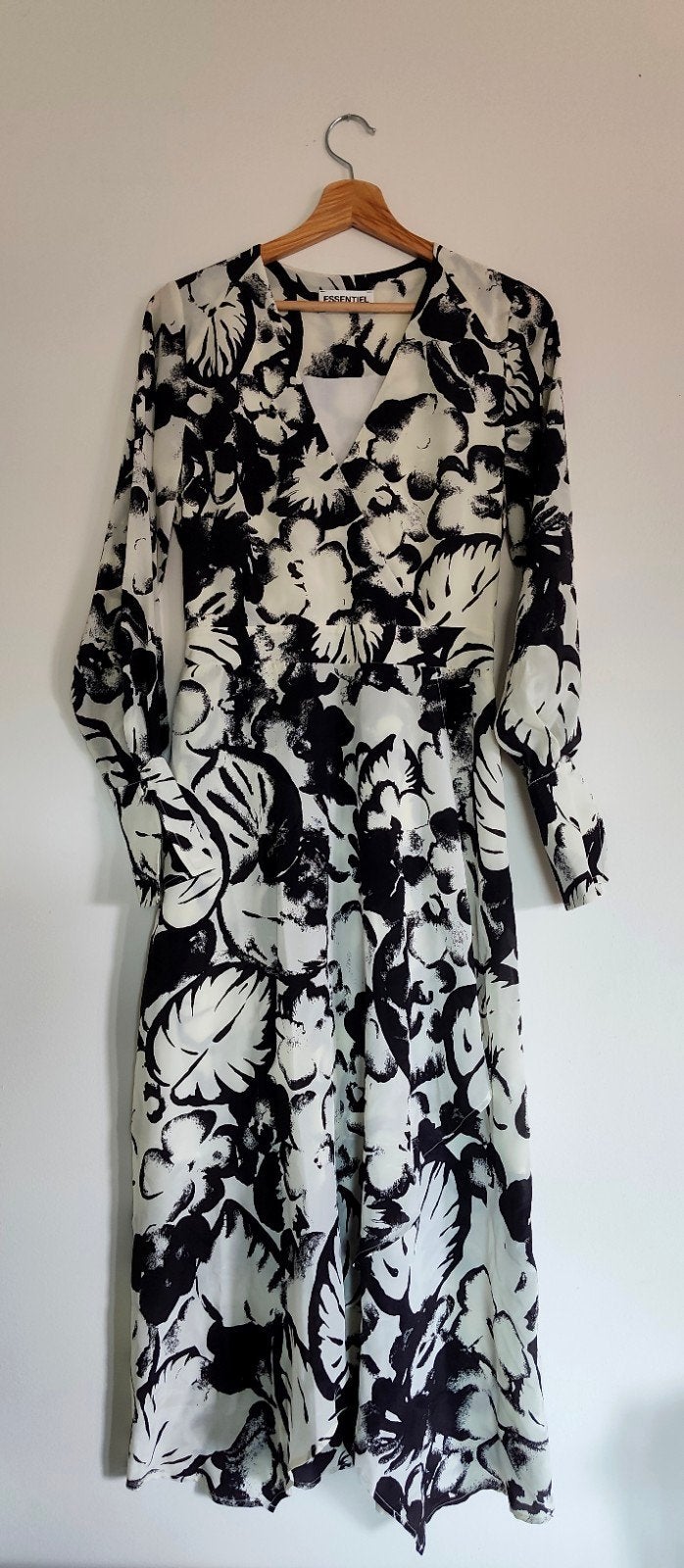 Gebroken witte zijden midi-jurk met botanische print, Enlèvement ou Envoi, Taille 36 (S), Essentiel Antwerp, Blanc