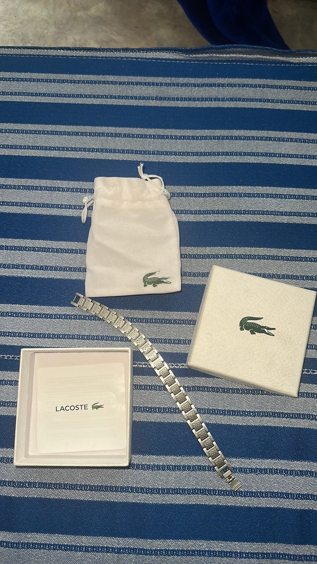 Bracelet Lacoste gris, Bijoux, Sacs & Beauté, Gris, Enlèvement ou Envoi, Utilisé, Avec strass