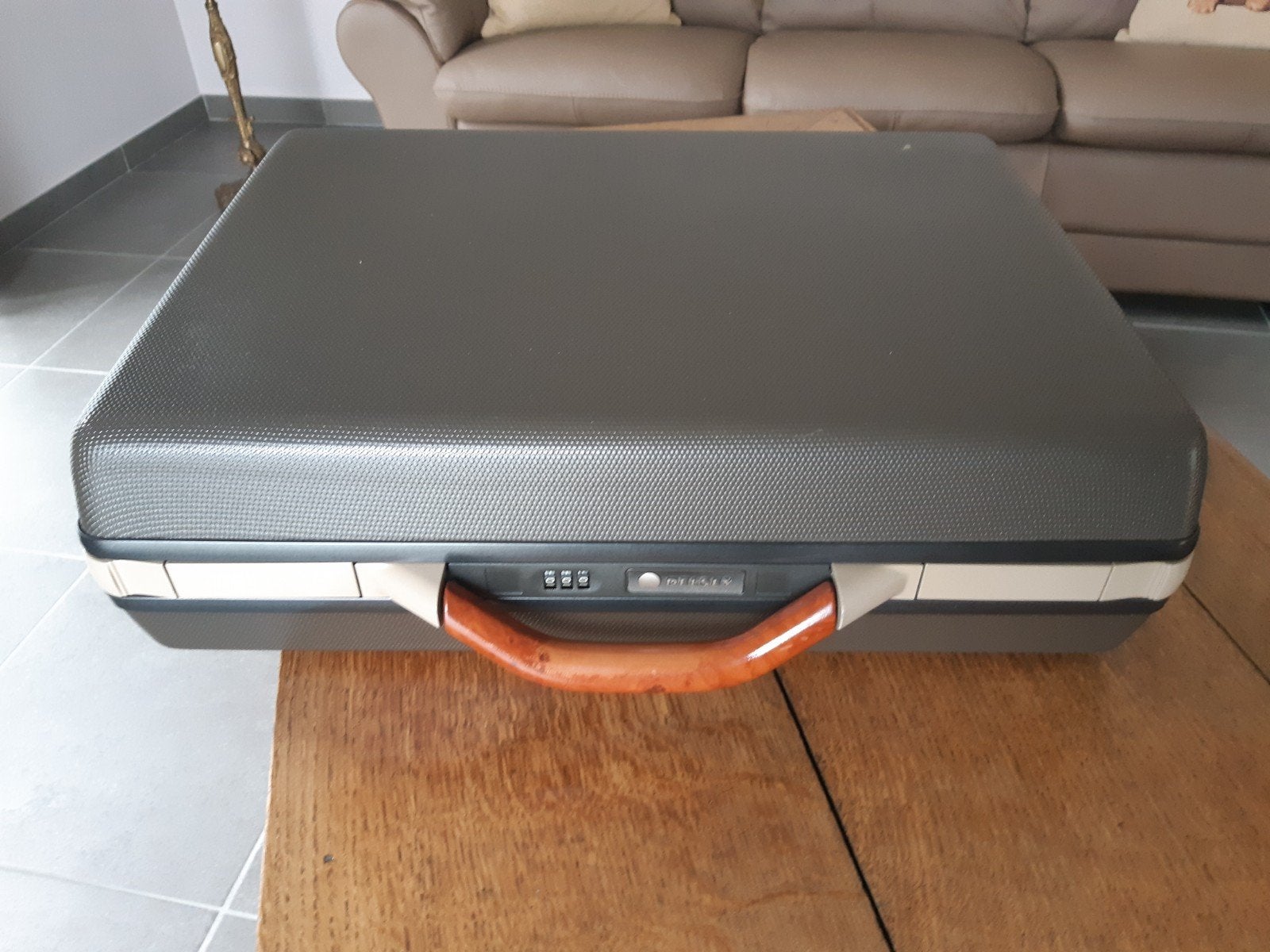Attaché case DELSEY luxe, Bijoux, Sacs & Beauté, Valises, Enlèvement ou Envoi