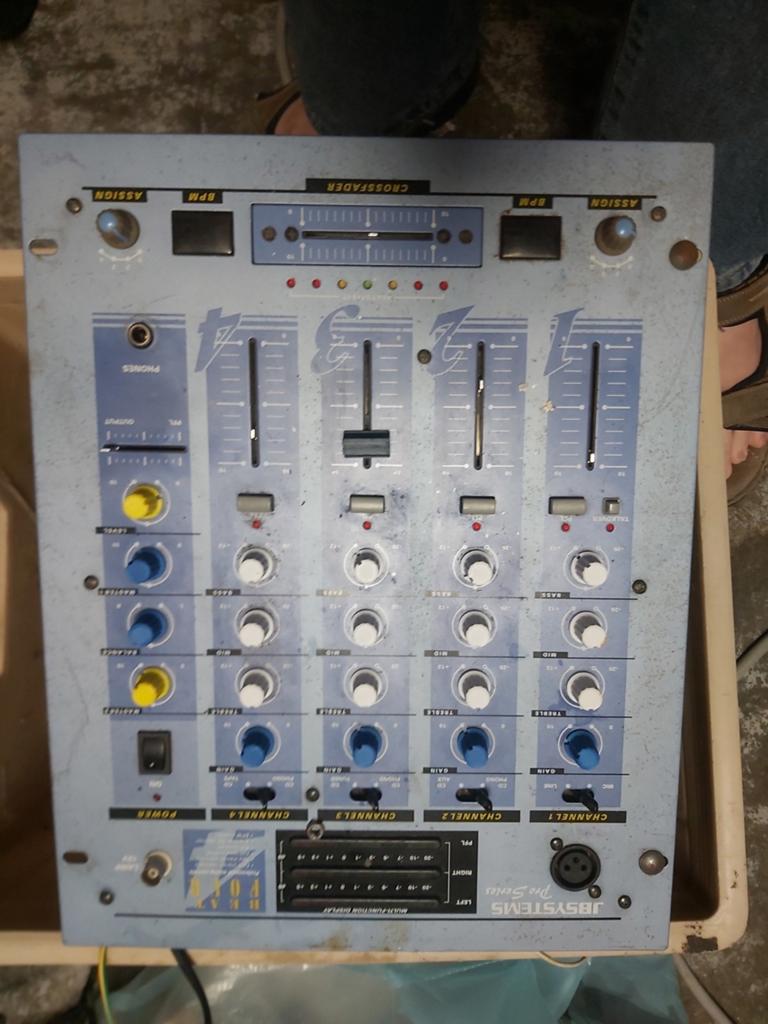 Dj mixer 4 kanaals op de foto missen er shuifers (zijner ng), Enlèvement