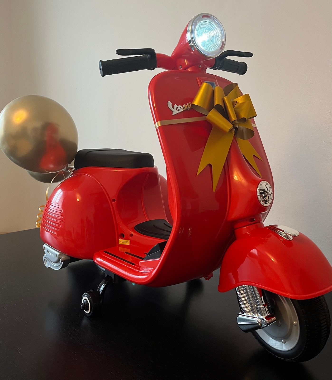 op voorraad, nieuwe,rode elektrische vespa voor kinderen, Nieuw