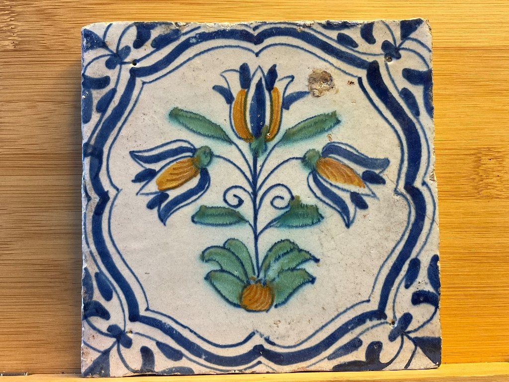 Polychrome Hollandse tegel met een drietulp, 17de eeuw D4, Antiek en Kunst, Ophalen of Verzenden