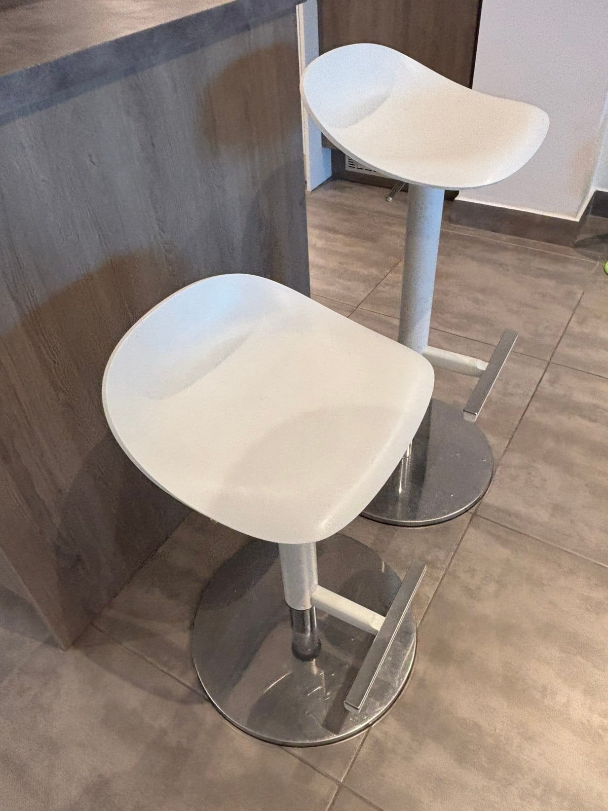 Barkruk ikea janinge wit, Huis en Inrichting, 2 krukken, Ophalen, Zo goed als nieuw, In hoogte verstelbaar