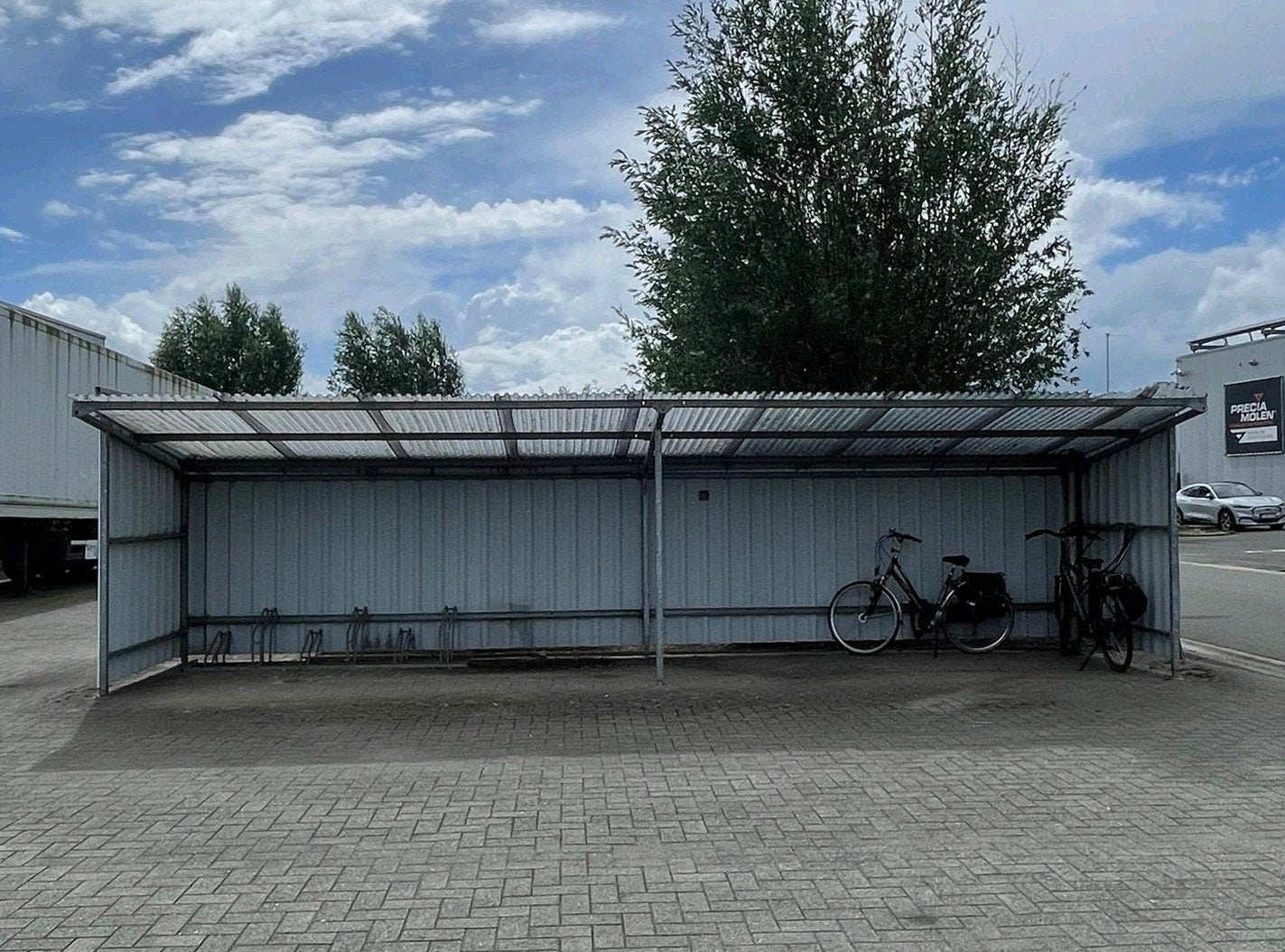 Fietsenstalling - MOET DRINGEND WEG