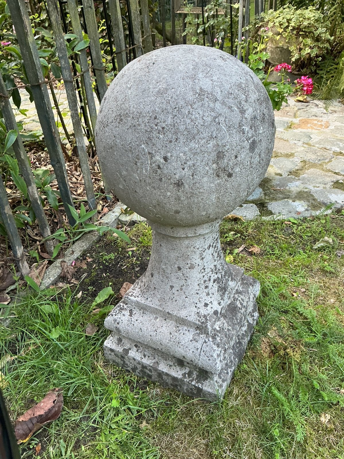 Grande pierre bleue antique, sphère, Enlèvement