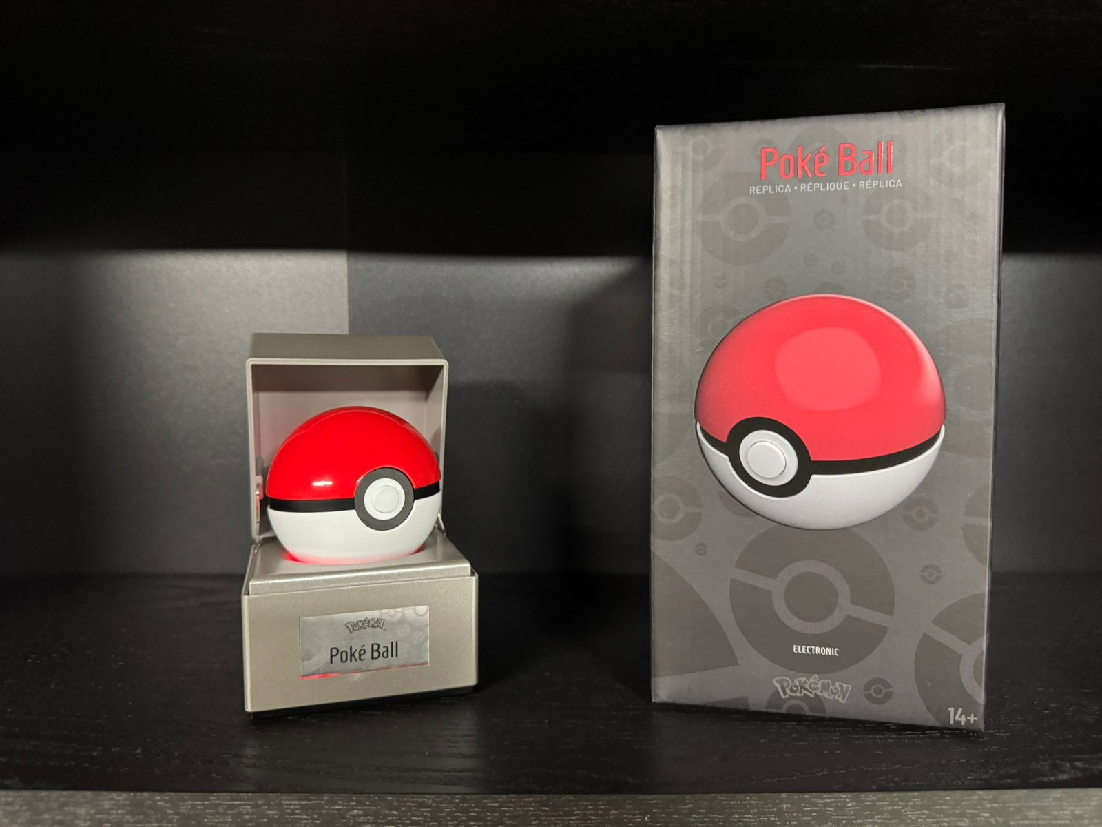 Pokemon ball The Wand Company!! Afzonderlijk te koop!!!, Verzamelen, Speldjes, Pins en Buttons, Ophalen of Verzenden, Zo goed als nieuw