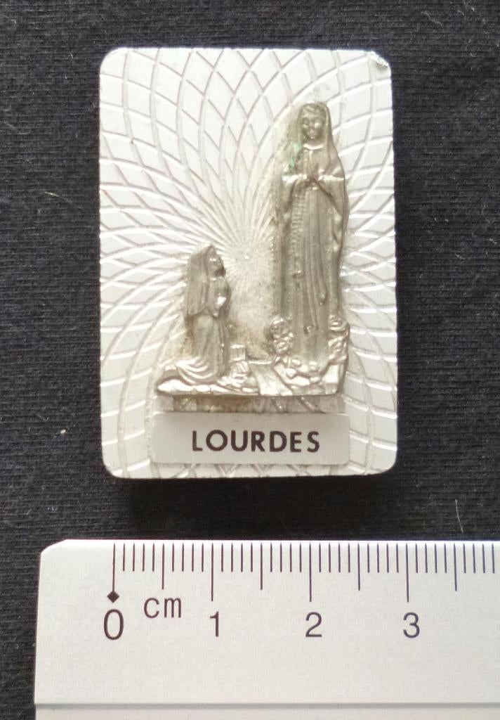 Metalen Lourdes souvenier. Zelfklevend en magnetisch., Enlèvement ou Envoi, Comme neuf, Image, Christianisme | Catholique