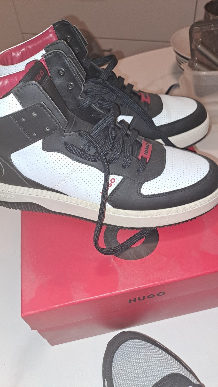 Hugo Boss, Enlèvement, Comme neuf