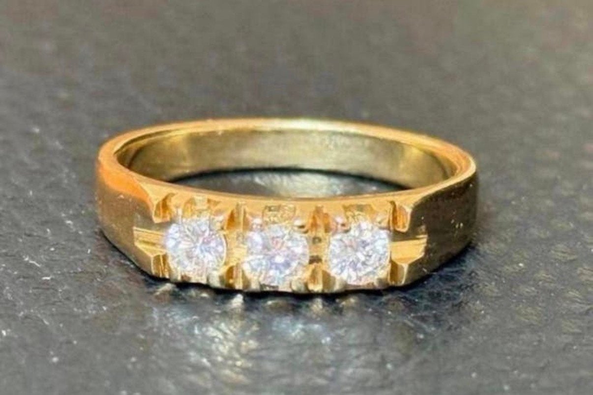 Ring 18 karaat goud met 3 natuurlijke diamanten certificaat!, Handtassen en Accessoires, Ringen, Geel, Ophalen of Verzenden, 17 tot 18