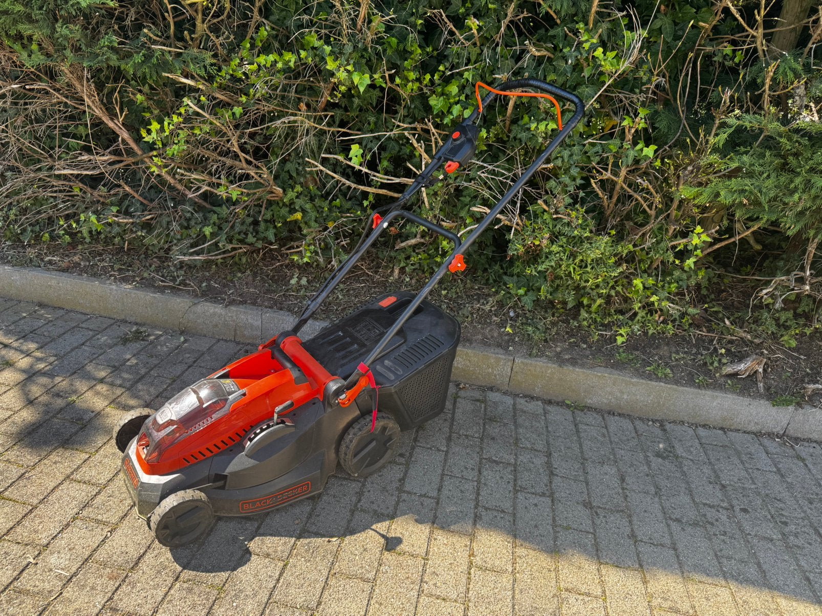 Tondeuse à gazon BLACK+DECKER CLM3825L2-QW, Enlèvement, Comme neuf, Bac de ramassage