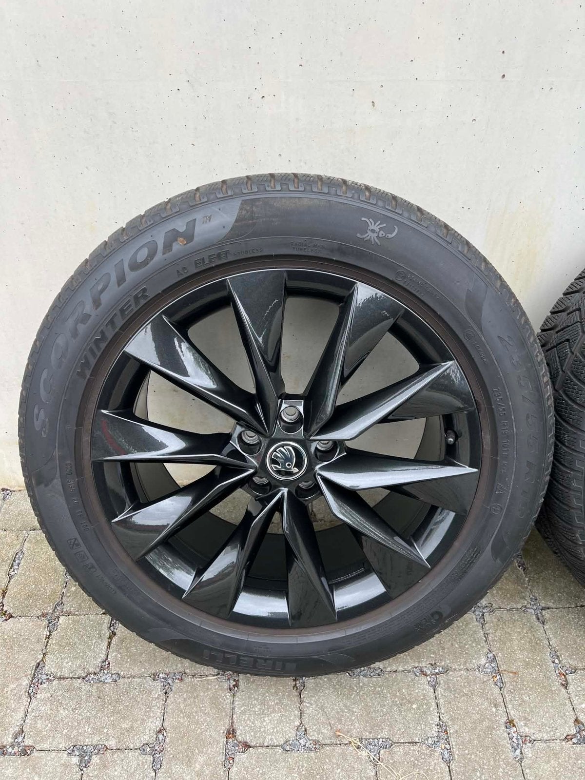 SKODA ENYAQ 19 INCH BREEDSET MET WINTERBANDEN, Auto-onderdelen, Banden en Velgen, Gebruikt, Banden en Velgen, Winterbanden, 235 mm