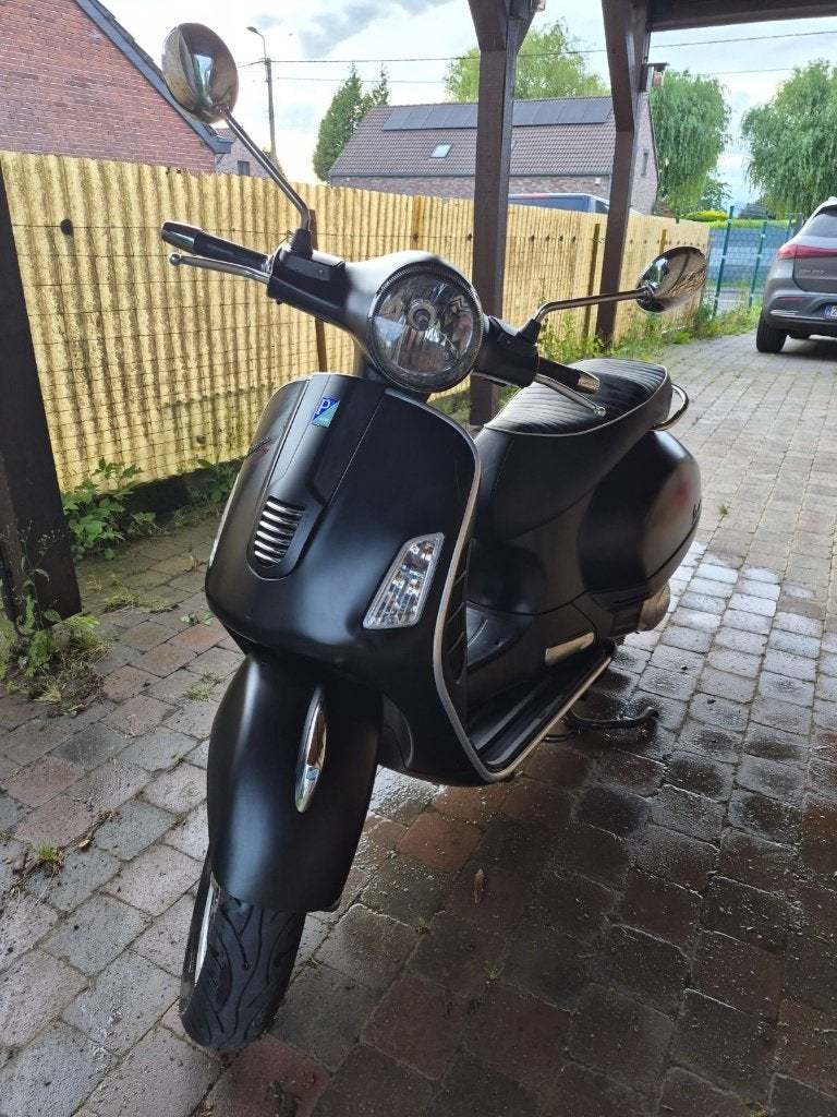 Vespa GTS 125 Super Sport matzwart - 4.811 km, Occasion, 125 cc, 11 kW of minder, Automaat