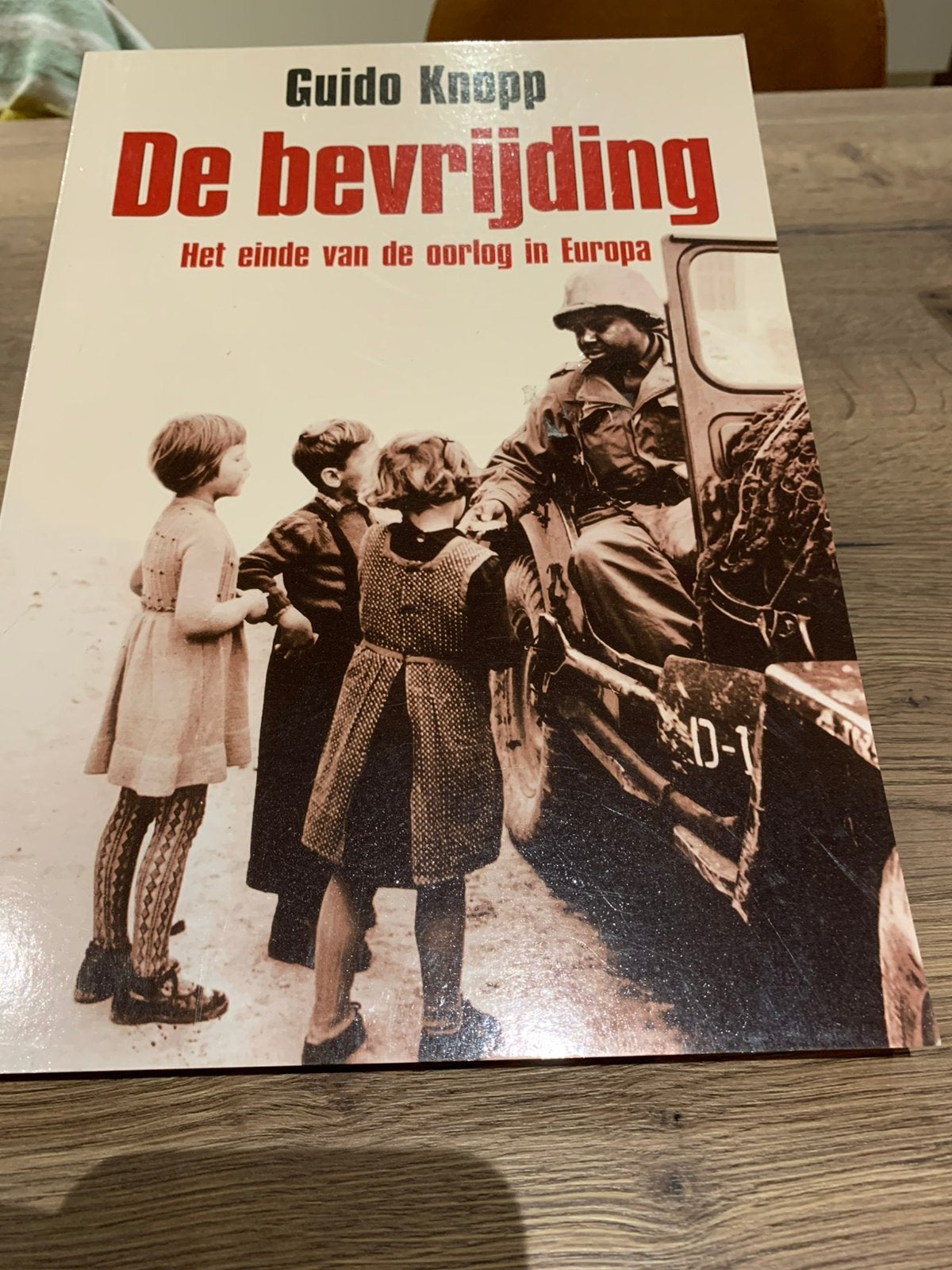 De bevrijding Guido Knop -Einde vd oorlog in Europa-, Ophalen of Verzenden, Zo goed als nieuw
