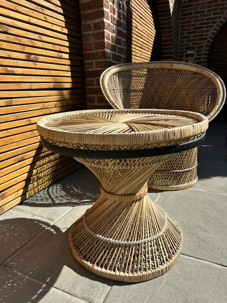 Vintage lowback peacockchair en sidetable rotan 70’, Ophalen, Zo goed als nieuw, Rotan