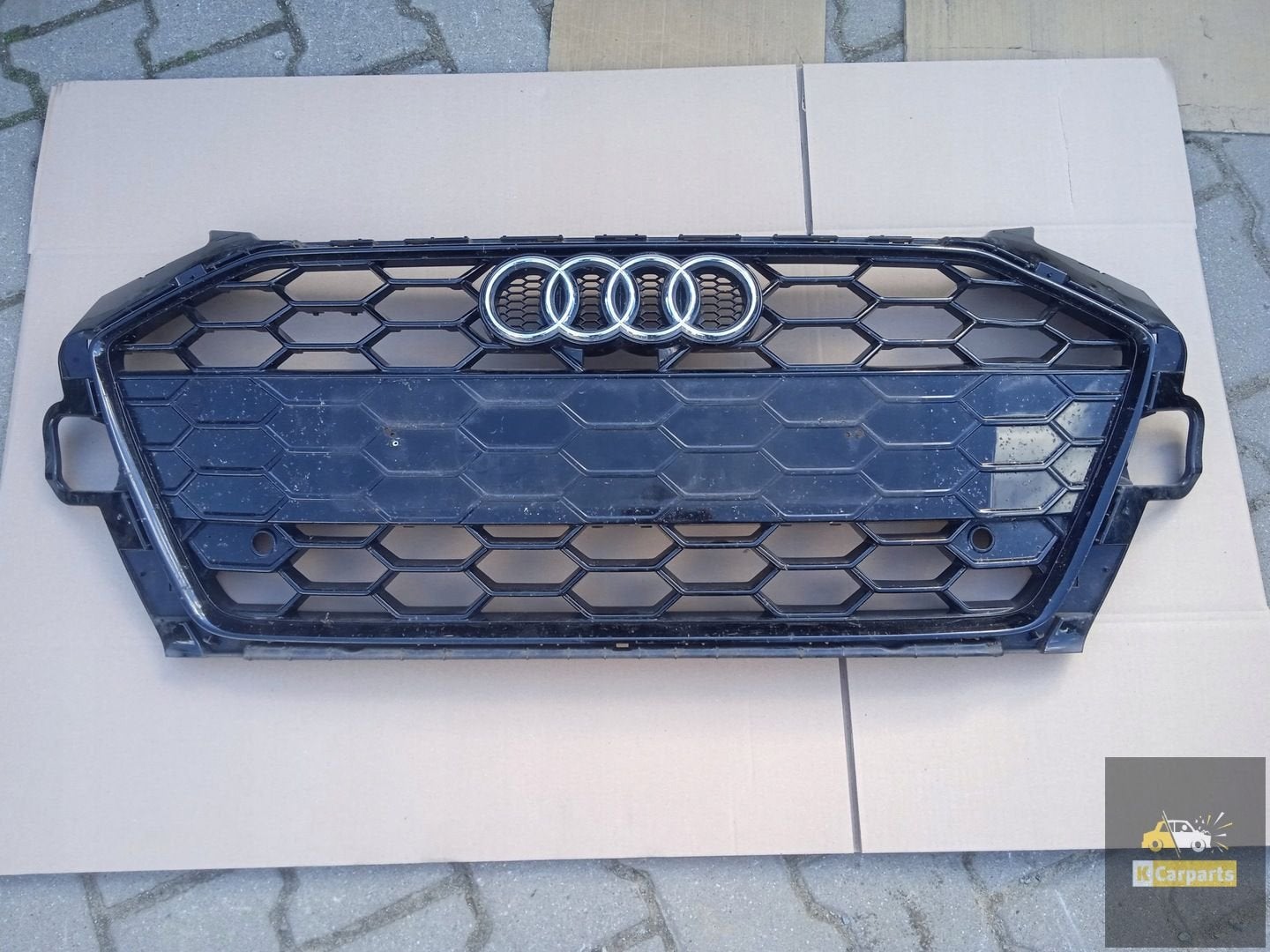 Audi A4 B9 8W S-Line grille omhoog, Auto-onderdelen, Gebruikt, AUDI AG, Auto-Union-Strasse 1
85045  Ingolstadt, DE, Audi