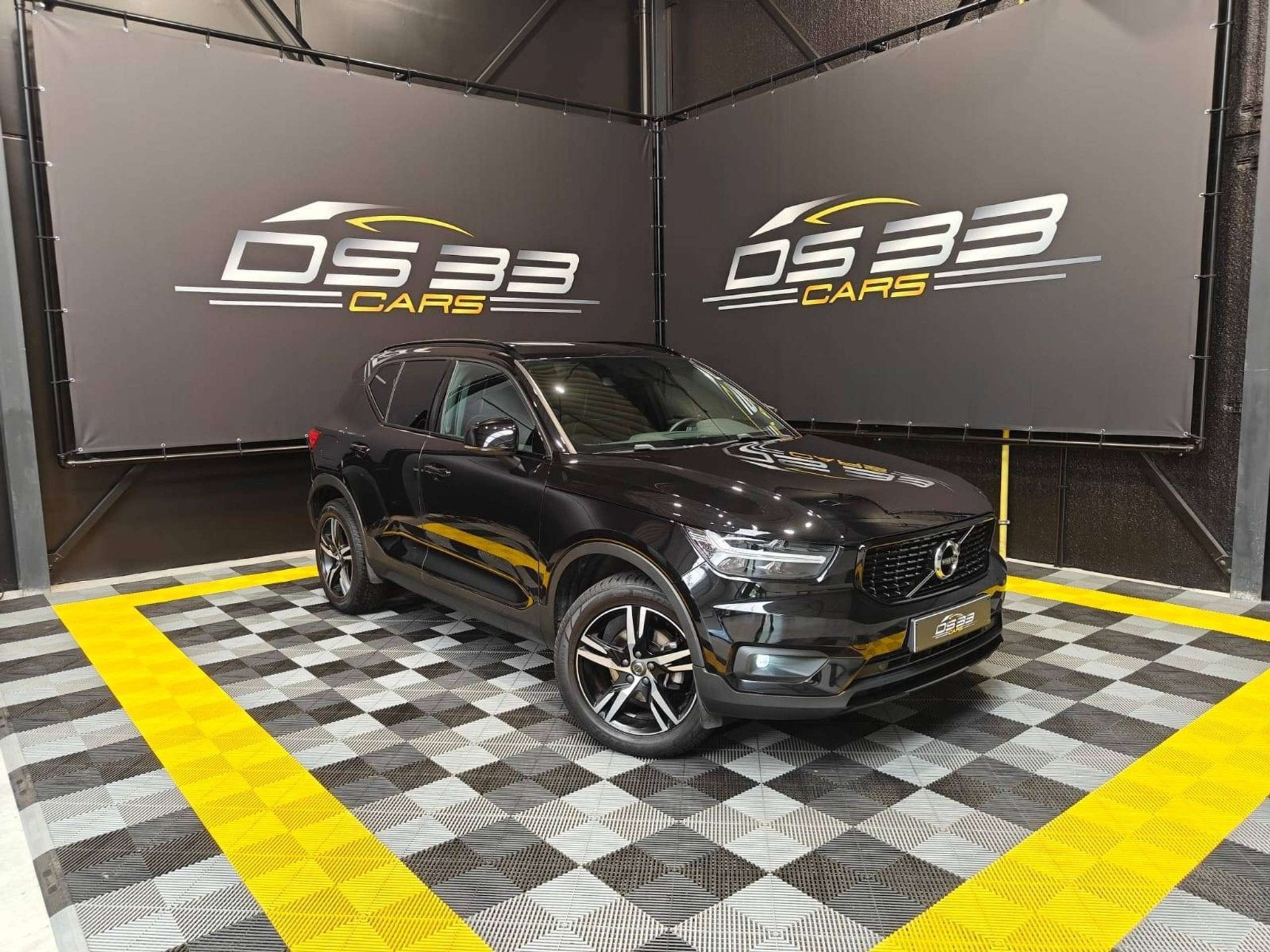 Volvo XC40 1.5 Benzine R-Design Geartronic/LED/Keyless/18"/W, Autos, Volvo, Achat, Euro 6, Entreprise, Entretenue par le concessionnaire